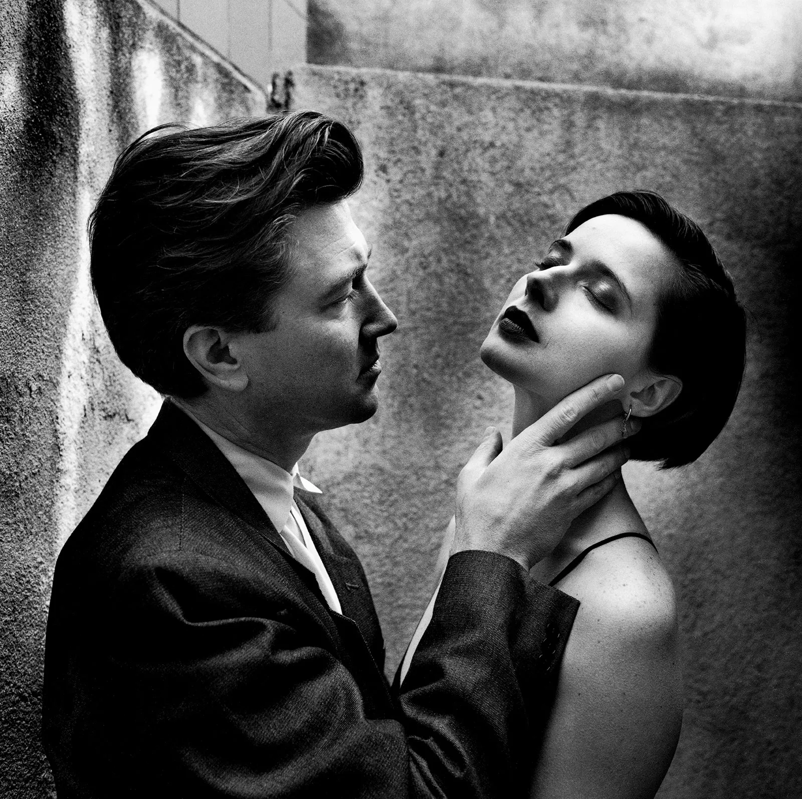 Helmut Newton 006 David Lynch and Isabelle Rossellini  Los Angeles 1988 Foto Helmut Newton Helmut Newton Estate Courtesy Helmut Newton Foundation.jpg